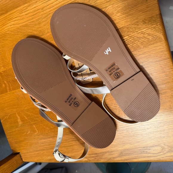 NEW snakeskin-print Silver & white flat strappy sandals sz. 9 - Picture 4 of 4